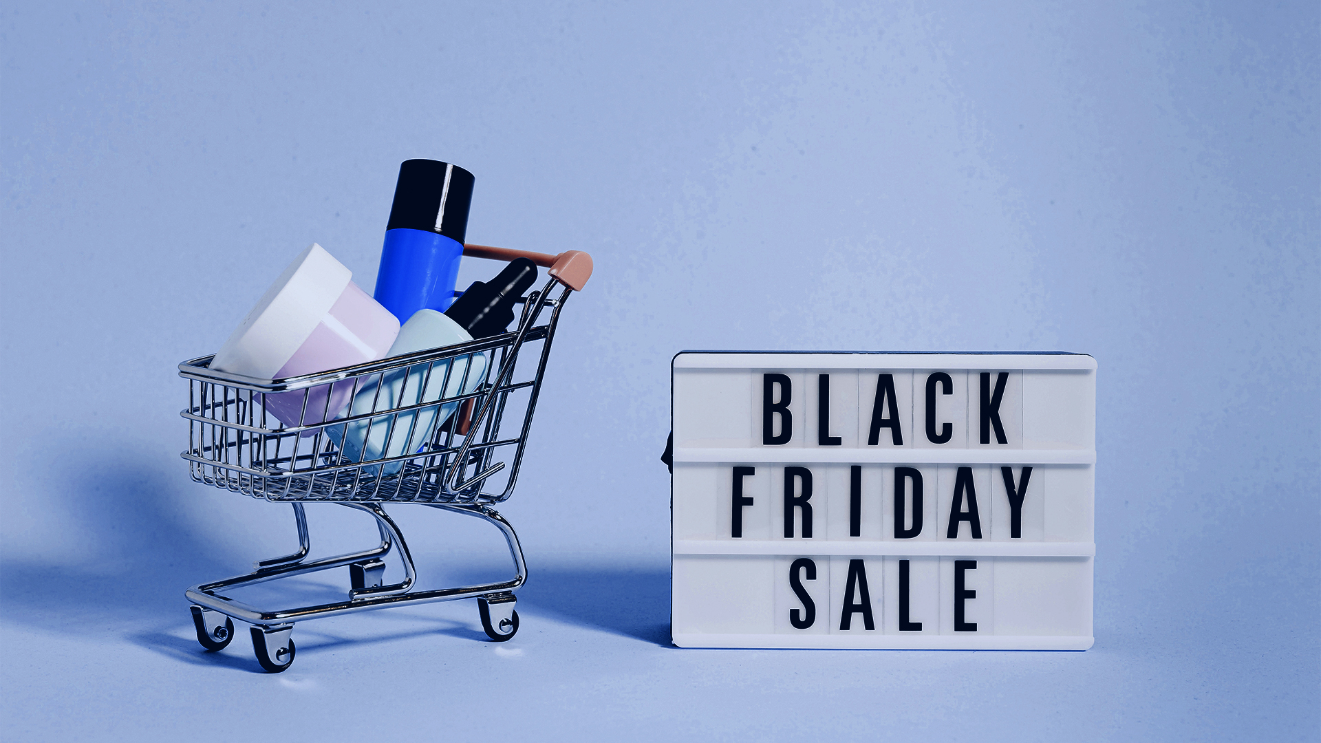 carrinho de compras com produtos e placa da black friday