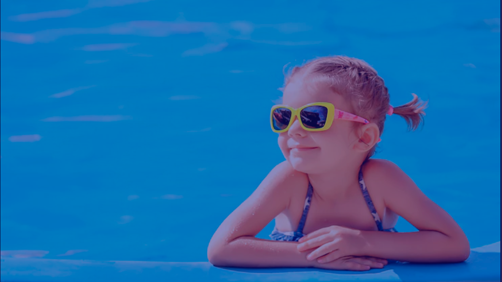 Menina dentro de uma piscina