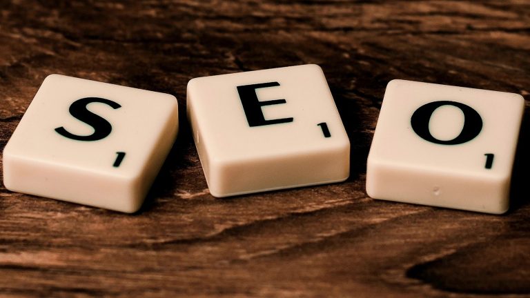 SEO blocos sobre a mesa