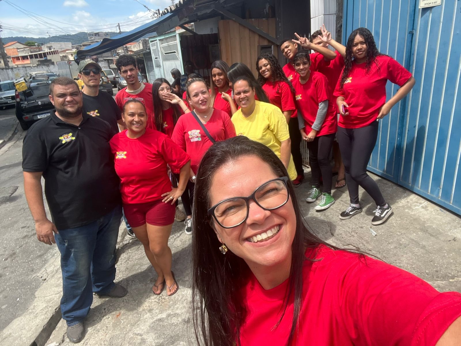 Equipe da Explosão de Alegria reunida e sorrindo
